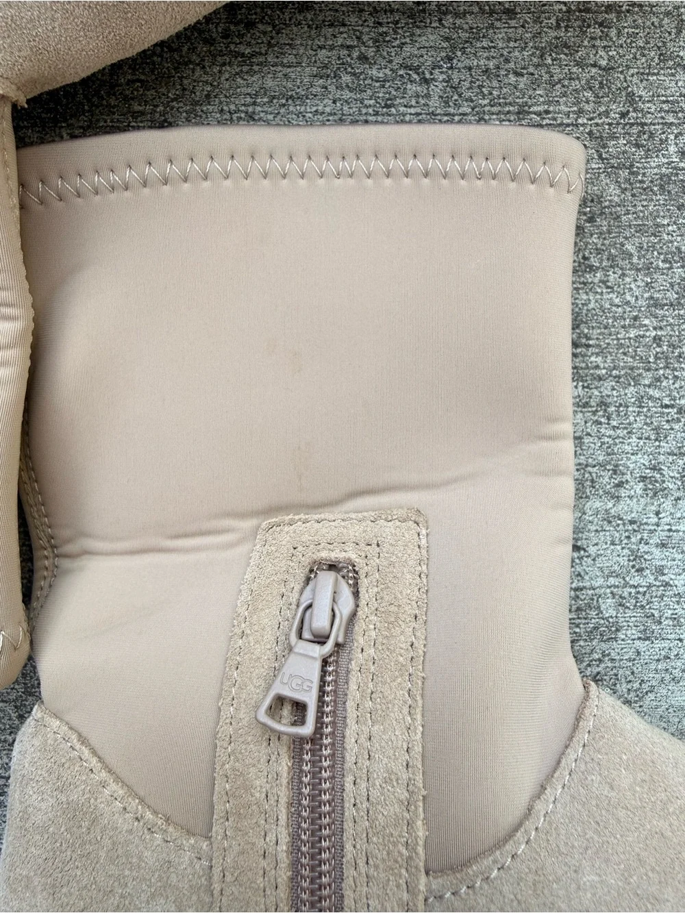 NWOT UGG Classic Dipper Tan Suede Platform Ankle Boots with Yellow Pull Tabs